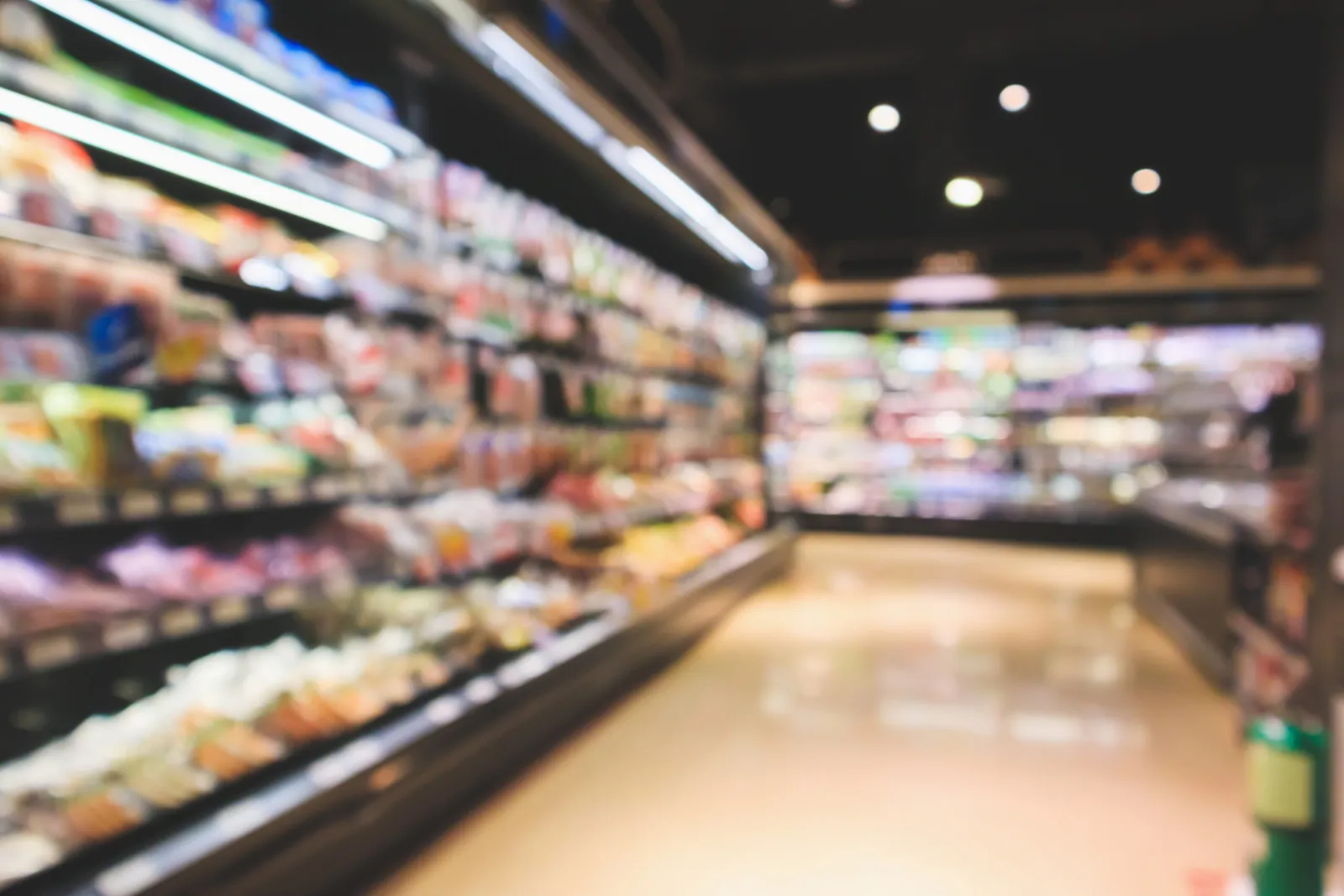 Gefüllte Regale mit Lebensmitteln in einem Großhandelsmarkt