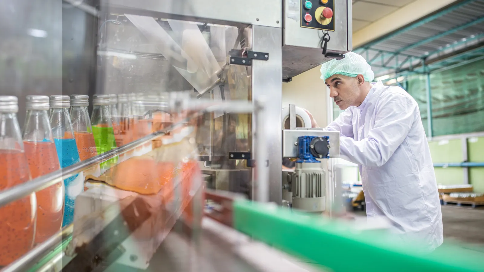 Mitarbeiter kontrolliert die Produktion an einer Abfülllinie im Partnerwerk